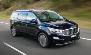 Minivan blindada em estrada